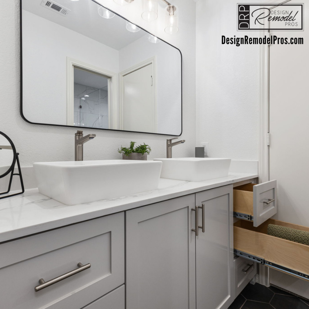 Idéer för att renovera ett mellanstort funkis vit vitt en-suite badrum, med grå skåp, en toalettstol med separat cisternkåpa, vit kakel, porslinskakel, grå väggar, klinkergolv i porslin, ett fristående handfat, bänkskiva i kvarts, vitt golv och dusch med gångjärnsdörr