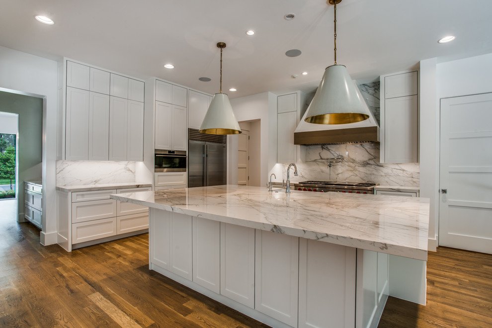 Kitchen - transitional kitchen idea in Dallas