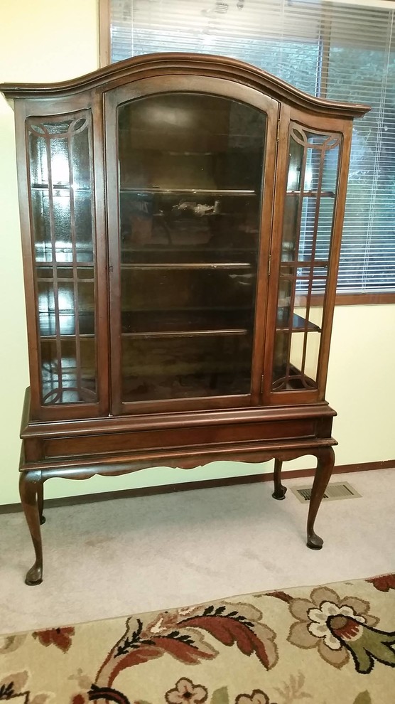 Trying to identify age and style of my china