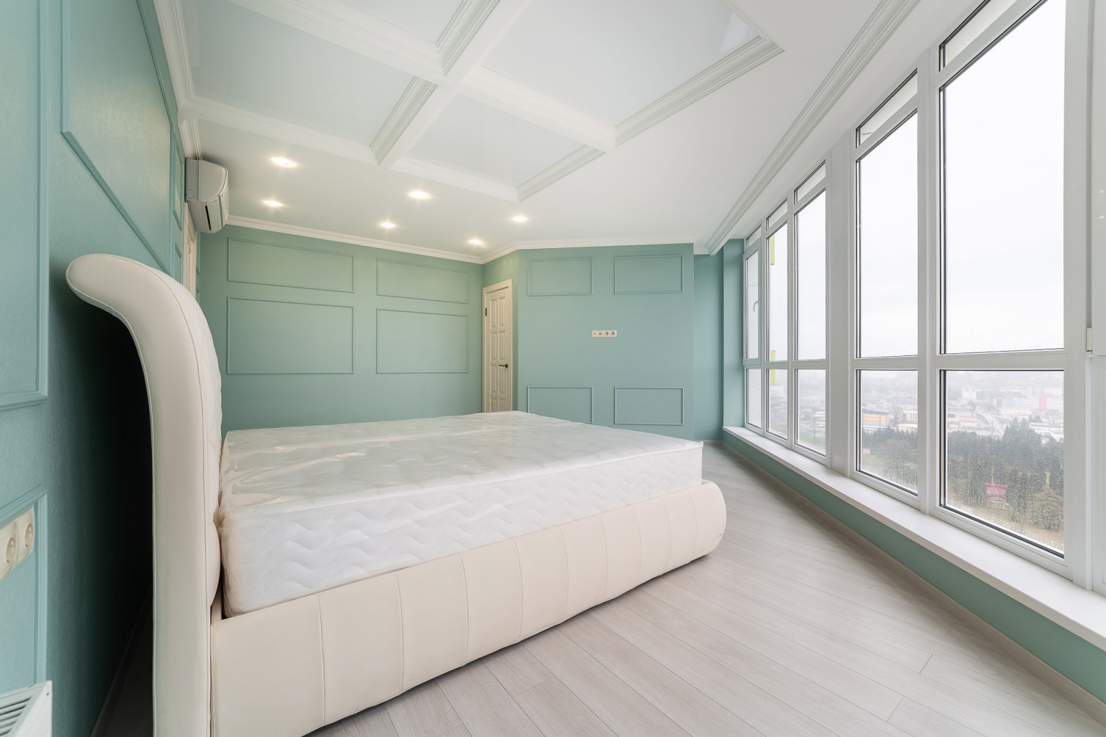 Двух-комнатная квартира в ЖК Раз Два Три (Сочи) в мятных тонах