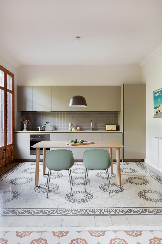 Foto di una sala da pranzo aperta verso la cucina minimal con pareti beige e pavimento con piastrelle in ceramica