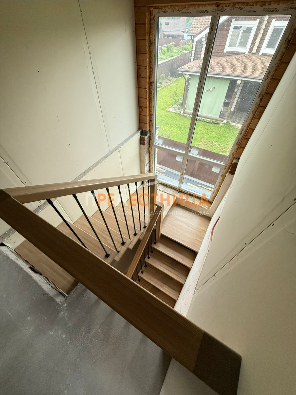 Лестница на центральном косоуре Ассоль-61