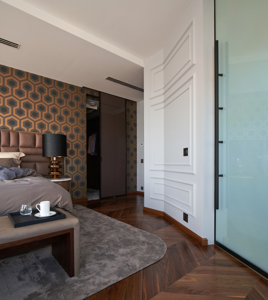 Imagen de dormitorio principal y gris y blanco contemporáneo de tamaño medio sin chimenea con paredes multicolor, suelo de madera oscura, suelo marrón, bandeja y papel pintado