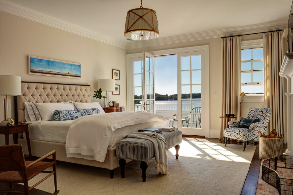 На фото: огромная гостевая спальня (комната для гостей) в классическом стиле с белыми стенами, темным паркетным полом, стандартным камином, фасадом камина из дерева и коричневым полом с
