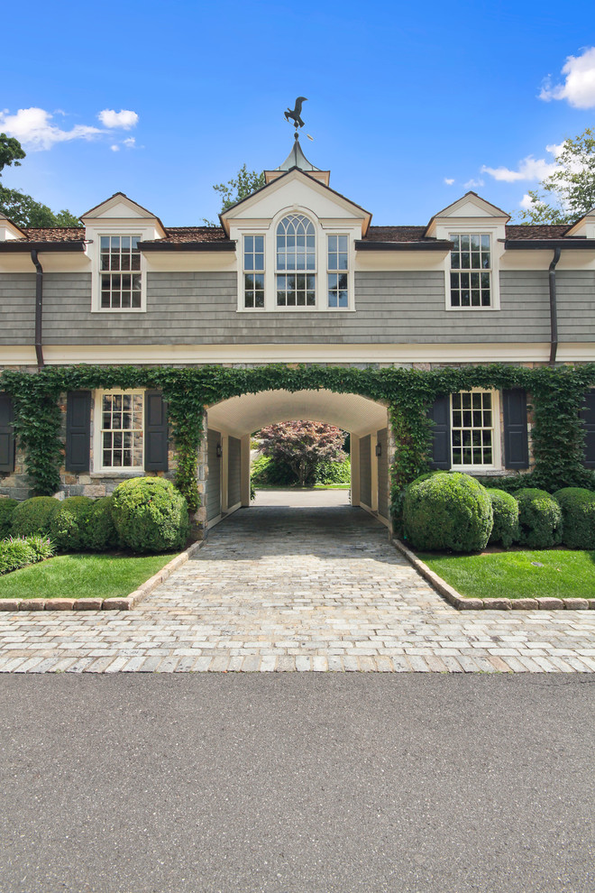 Inspiration for a mid-sized traditional porte cochere in New York.