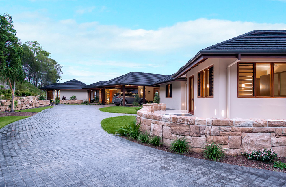 Inspiration for a large traditional two-storey exterior in Gold Coast - Tweed.
