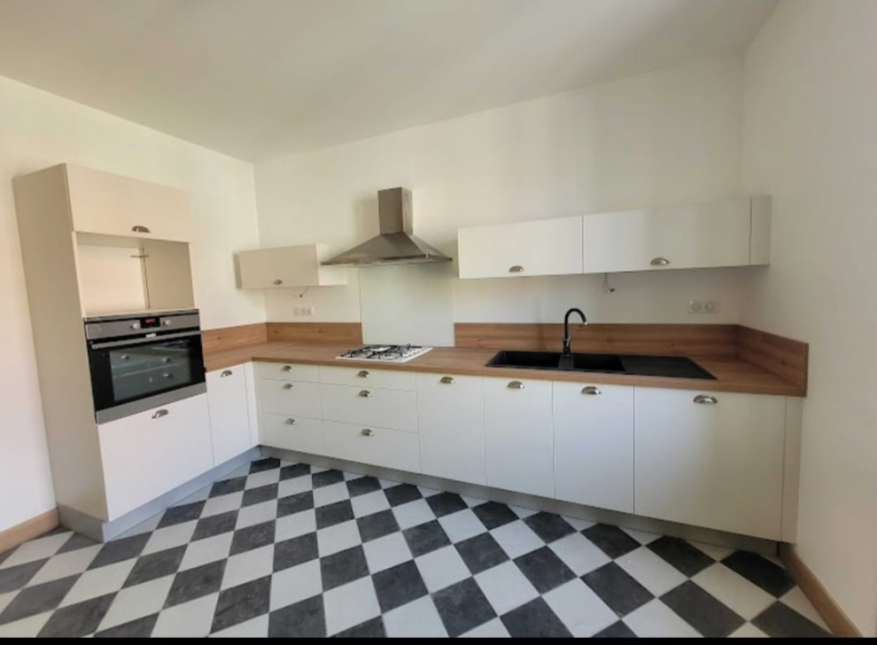 Inspiration for a mid-sized midcentury l-shaped separate kitchen in Toulouse with a double-bowl sink, white cabinets, laminate benchtops, stainless steel appliances and no island.