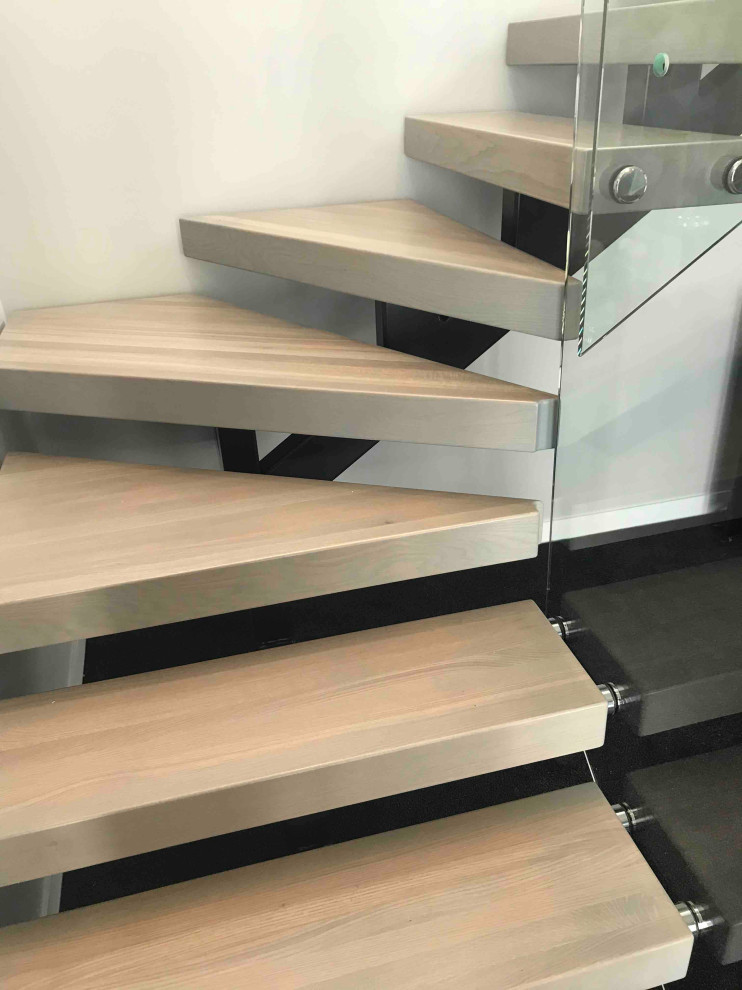 Modelo de escalera suspendida minimalista pequeña sin contrahuella con escalones de madera y barandilla de vidrio