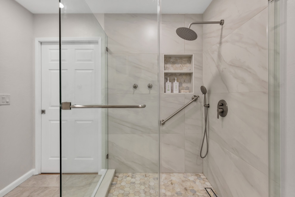 Bild på ett litet retro vit vitt badrum med dusch, med släta luckor, bruna skåp, en dusch i en alkov, en toalettstol med separat cisternkåpa, grå kakel, keramikplattor, grå väggar, klinkergolv i keramik, ett undermonterad handfat, bänkskiva i kvarts, flerfärgat golv och dusch med gångjärnsdörr