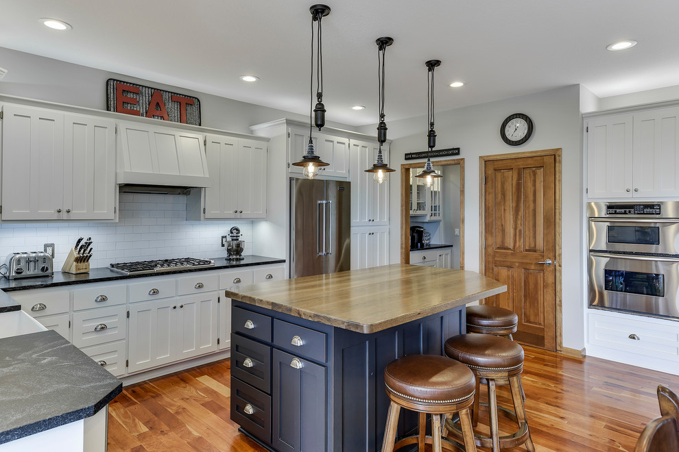 Kitchen - transitional kitchen idea in Minneapolis