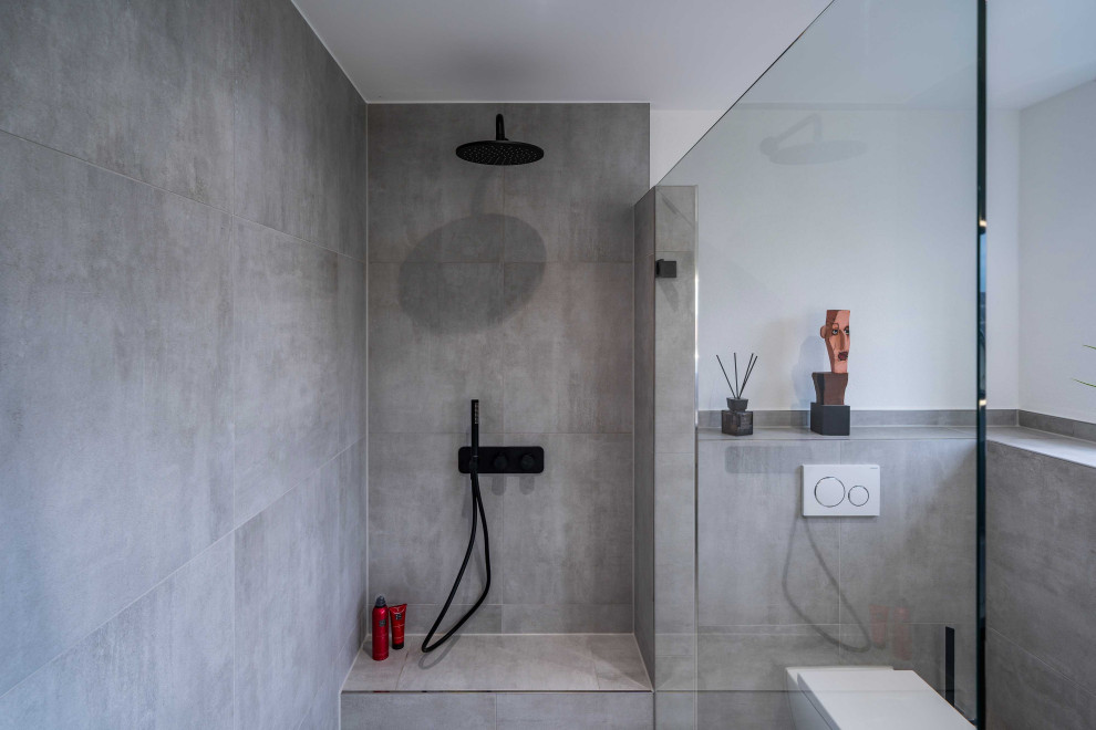Ejemplo de cuarto de baño actual de tamaño medio con aseo y ducha