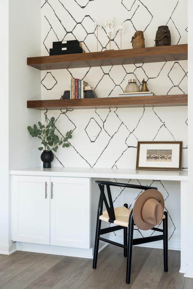 Inspiration pour un petit bureau minimaliste avec un mur multicolore, un bureau intégré et un sol marron.