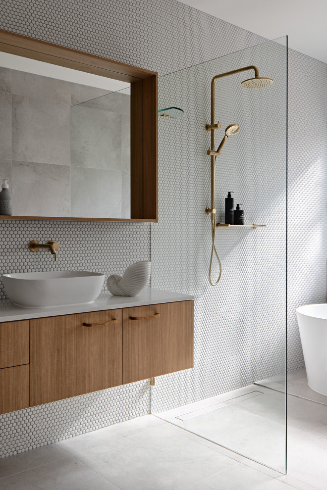 This is an example of a contemporary bathroom in Brisbane.