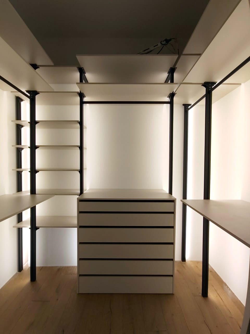 Гардеробная профильная в белом цвете.