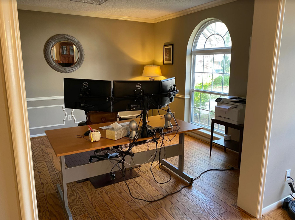 Exemple d'un bureau moderne de taille moyenne.