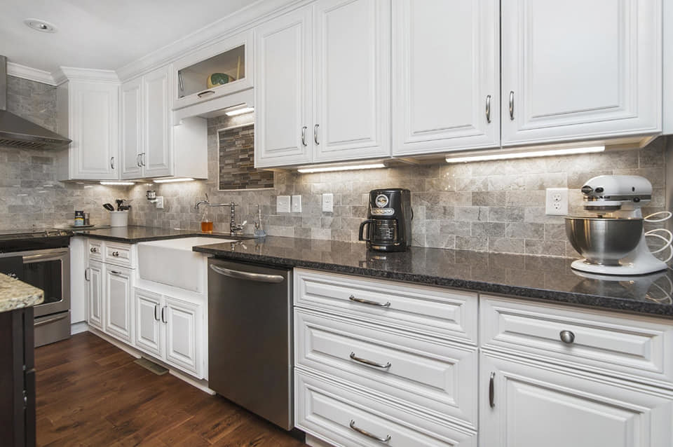 Kitchen - transitional kitchen idea in Baltimore