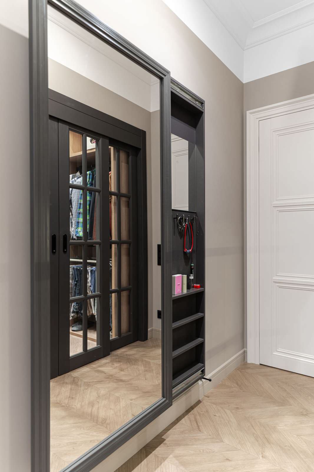 Воздушное зеркало с закрытым местом хранения