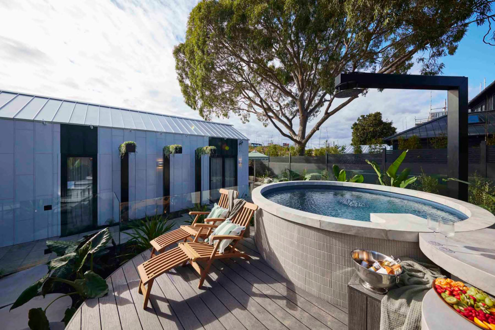 Ispirazione per una piccola piscina fuori terra rotonda dietro casa con paesaggistica bordo piscina