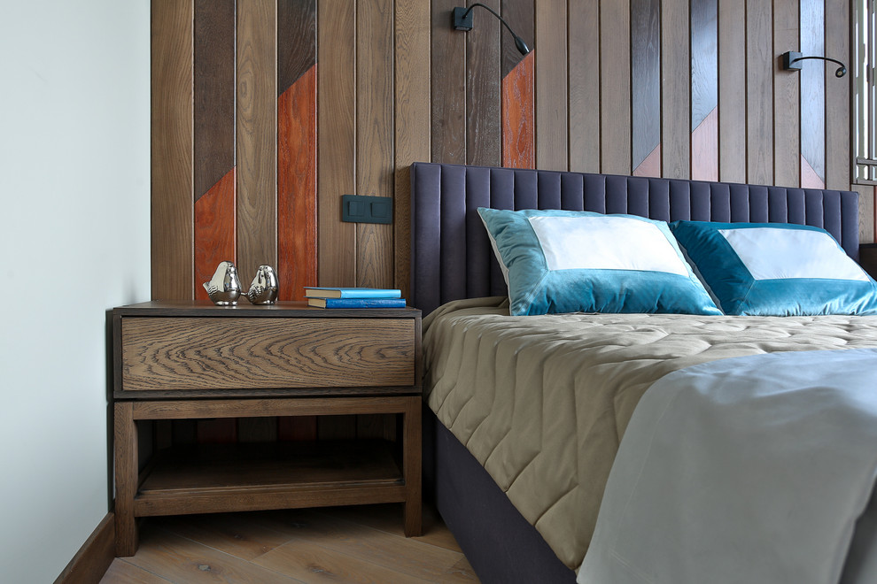 Спальня супругов: стеновое панно, прикроватные тумбы, плинтус