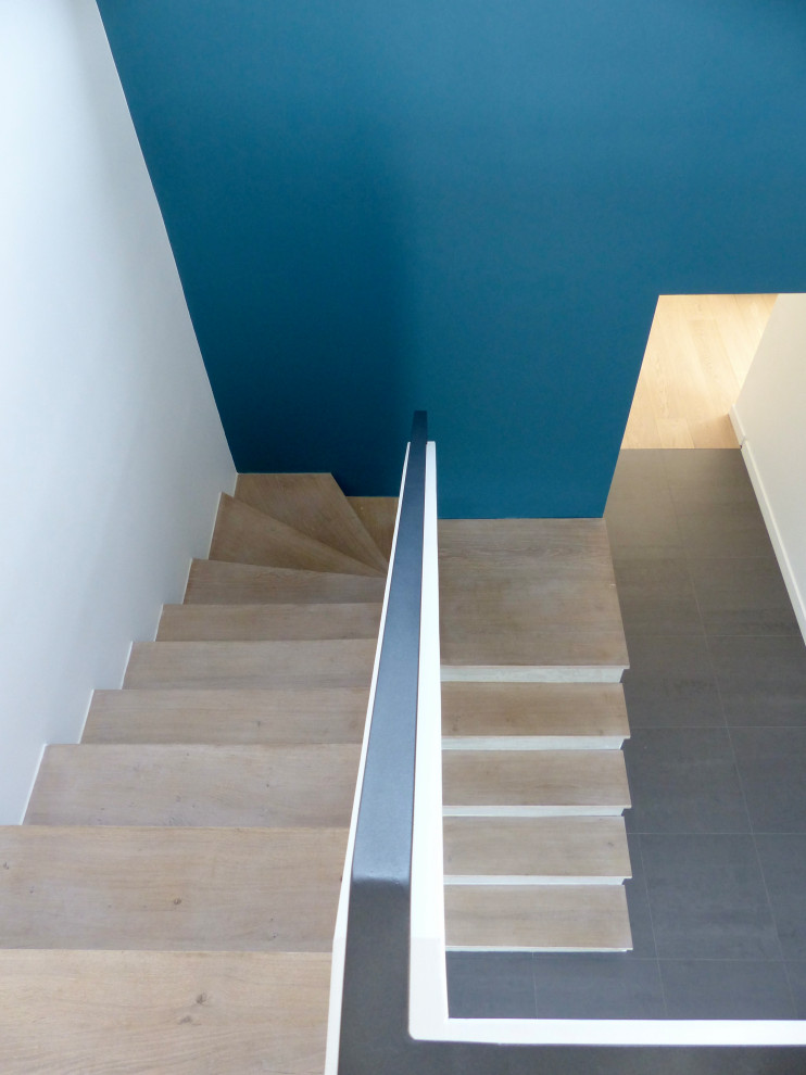 Exemple de escalier sans contremarche in U With des marches en bois and un garde-corps en métal.