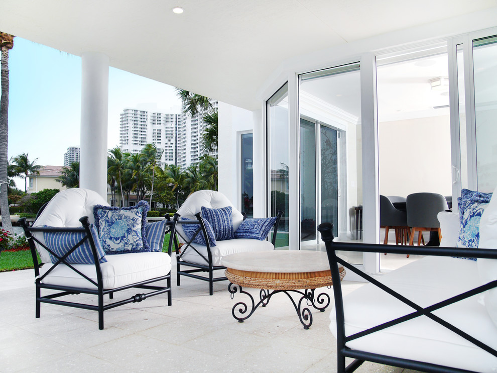Photo of a contemporary patio in Miami.
