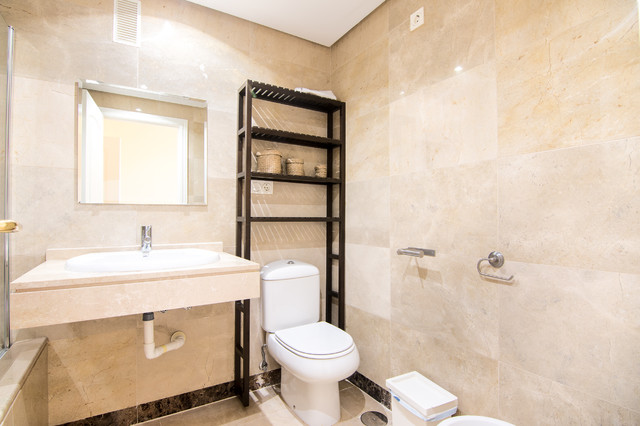 Duquesa village apartment coastal-bathroom