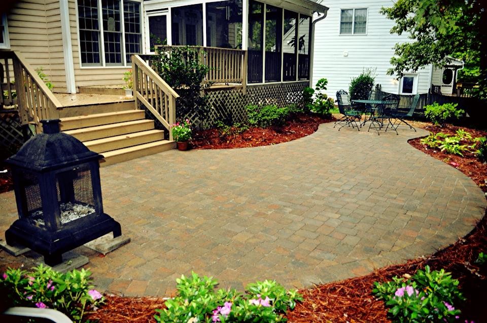 Photo of a transitional landscaping in Raleigh.