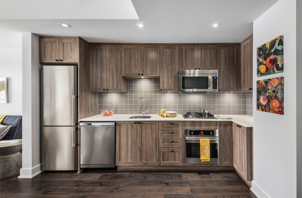 Example of a transitional kitchen design in Ottawa