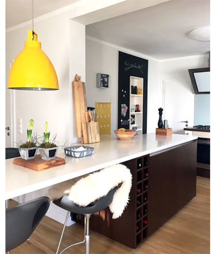 L-förmige  Küche mit einer Küchen-Halbinsel, Haus B