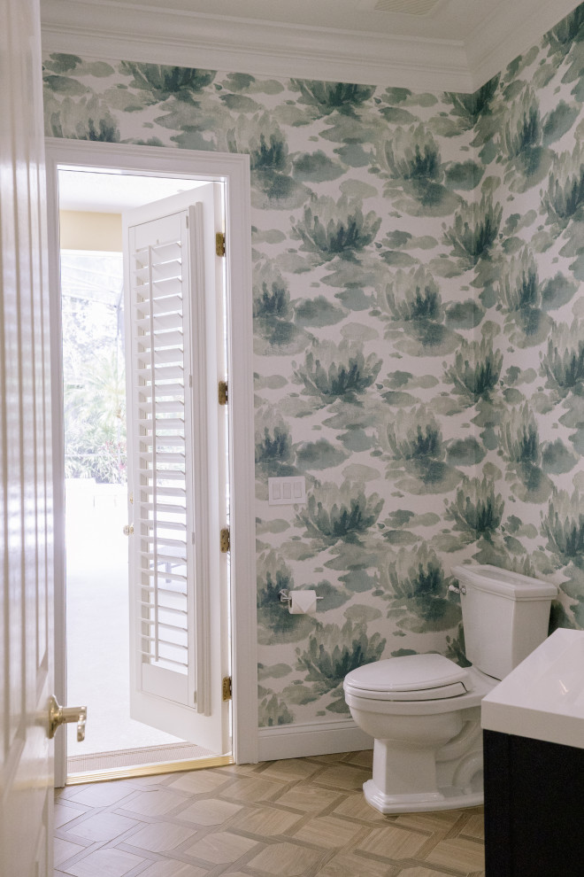 Idéer för att renovera ett mellanstort tropiskt vit vitt badrum, med luckor med profilerade fronter, blå skåp, flerfärgade väggar, klinkergolv i keramik, ett nedsänkt handfat, bänkskiva i kvarts och brunt golv