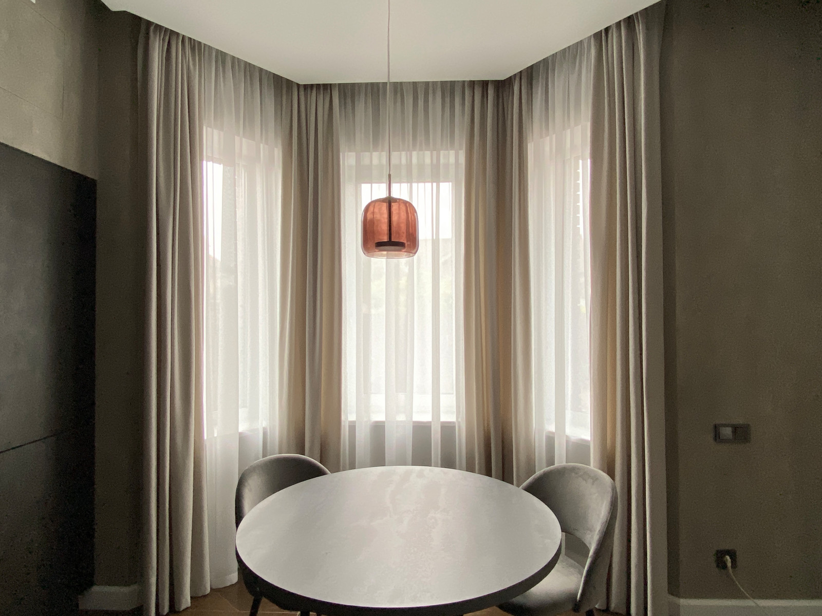 Эркер со шторами в кухонной зоне.