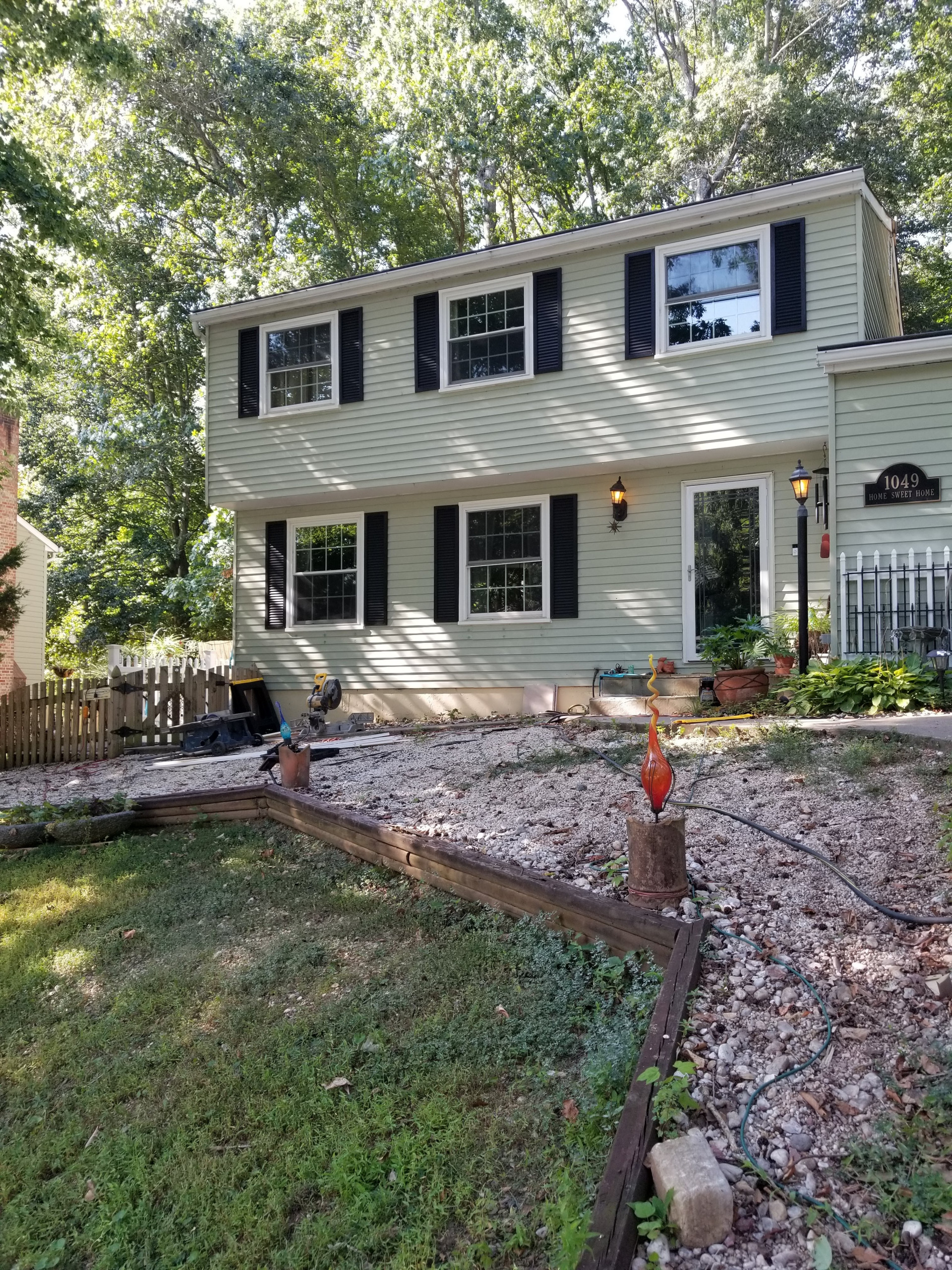 Front Porch w/ Breezeway to Basement
