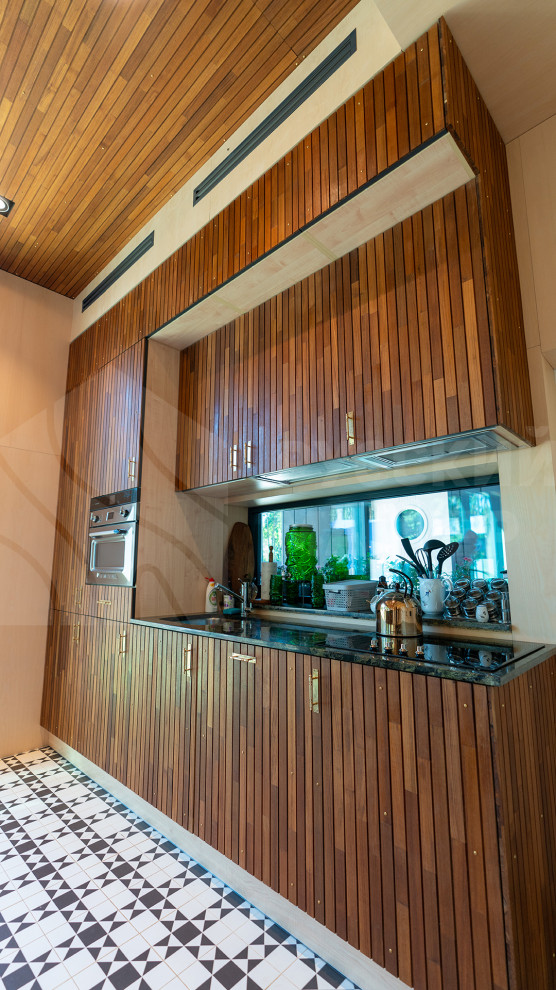 Гостевой дом: фасад из скандинавской доски, рейки из тика и шпонированные панели