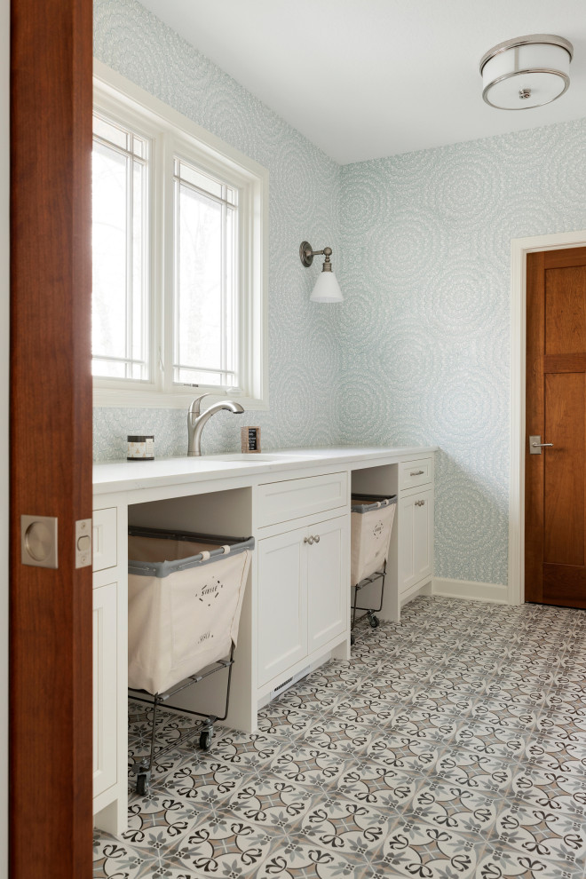 Ejemplo de lavadero tradicional renovado con paredes azules, suelo de baldosas de porcelana, suelo gris, encimeras blancas y papel pintado