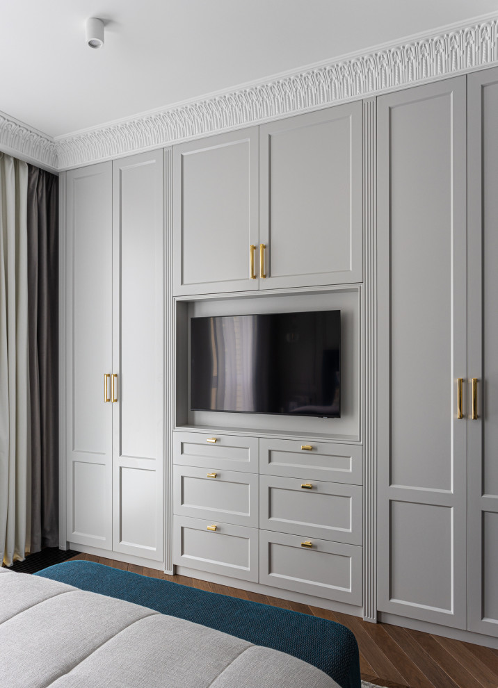 Стильный дизайн: хозяйская спальня среднего размера в классическом стиле с серыми стенами, паркетным полом среднего тона и коричневым полом - последний тренд