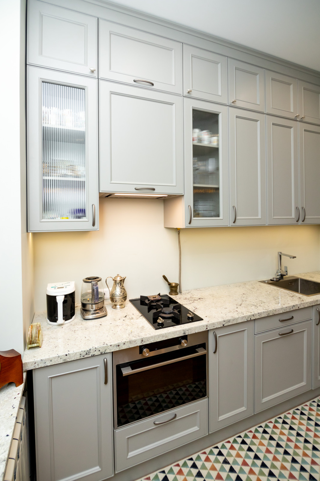 Светло-серая кухня в классическом стиле