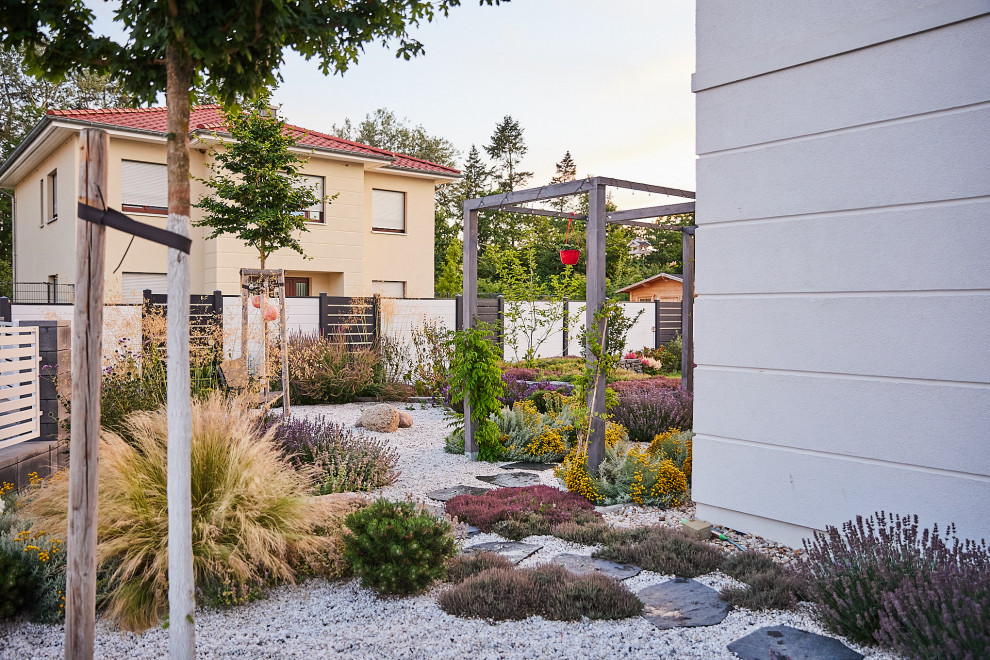 Ispirazione per un giardino mediterraneo esposto in pieno sole di medie dimensioni e davanti casa con ghiaia