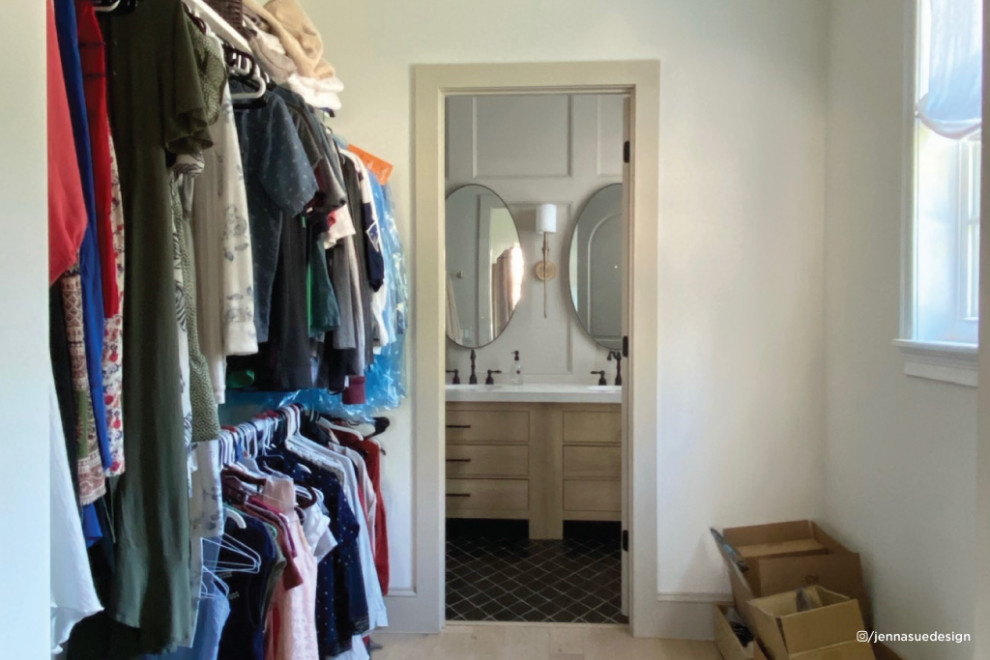 Ejemplo de armario y vestidor unisex tradicional pequeño con a medida, armarios estilo shaker, puertas de armario negras, suelo de madera clara y papel pintado
