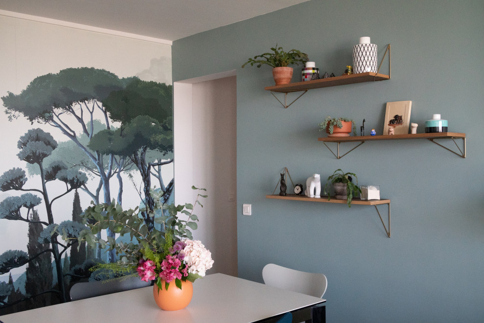 Idée de décoration pour une salle à manger ouverte sur le salon design de taille moyenne avec un mur vert, un sol en bois brun, du papier peint, aucune cheminée et un sol marron.