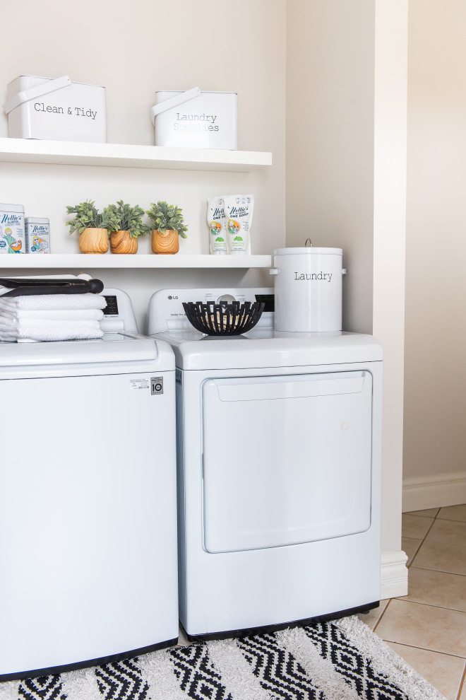 Transitional home design photo in Toronto