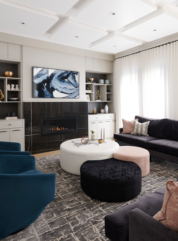 Großes, Offenes Modernes Wohnzimmer mit weißer Wandfarbe, hellem Holzboden, Gaskamin, Kaminumrandung aus Stein, TV-Wand, beigem Boden und Kassettendecke in Toronto