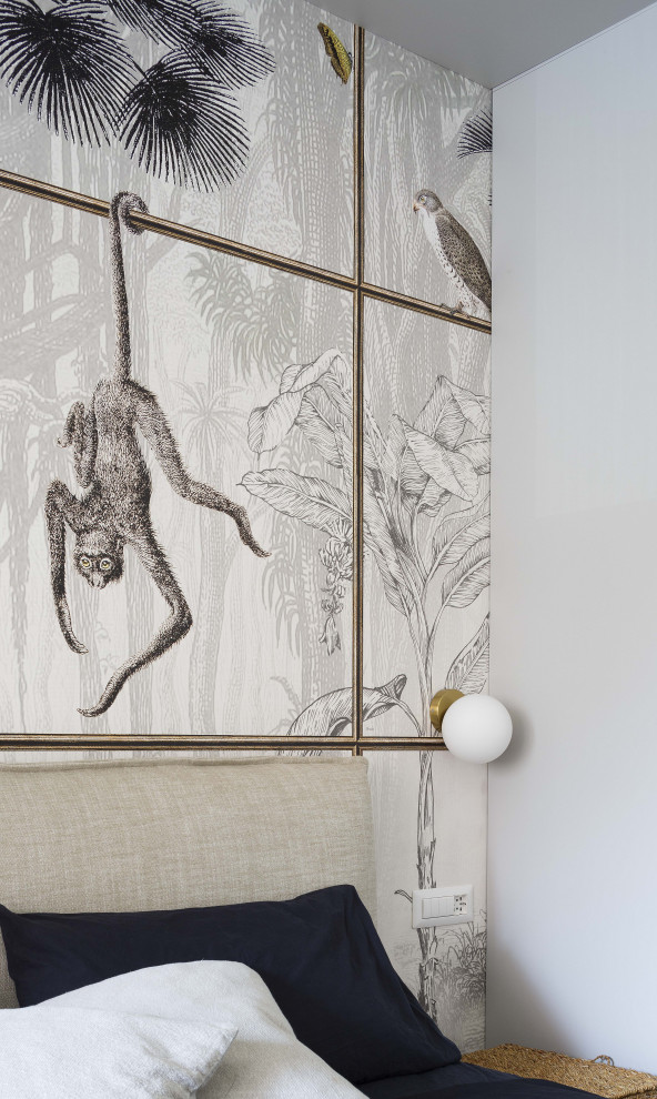 Inspiration pour une grande chambre parentale design avec un mur gris, parquet clair, un sol beige et du papier peint.
