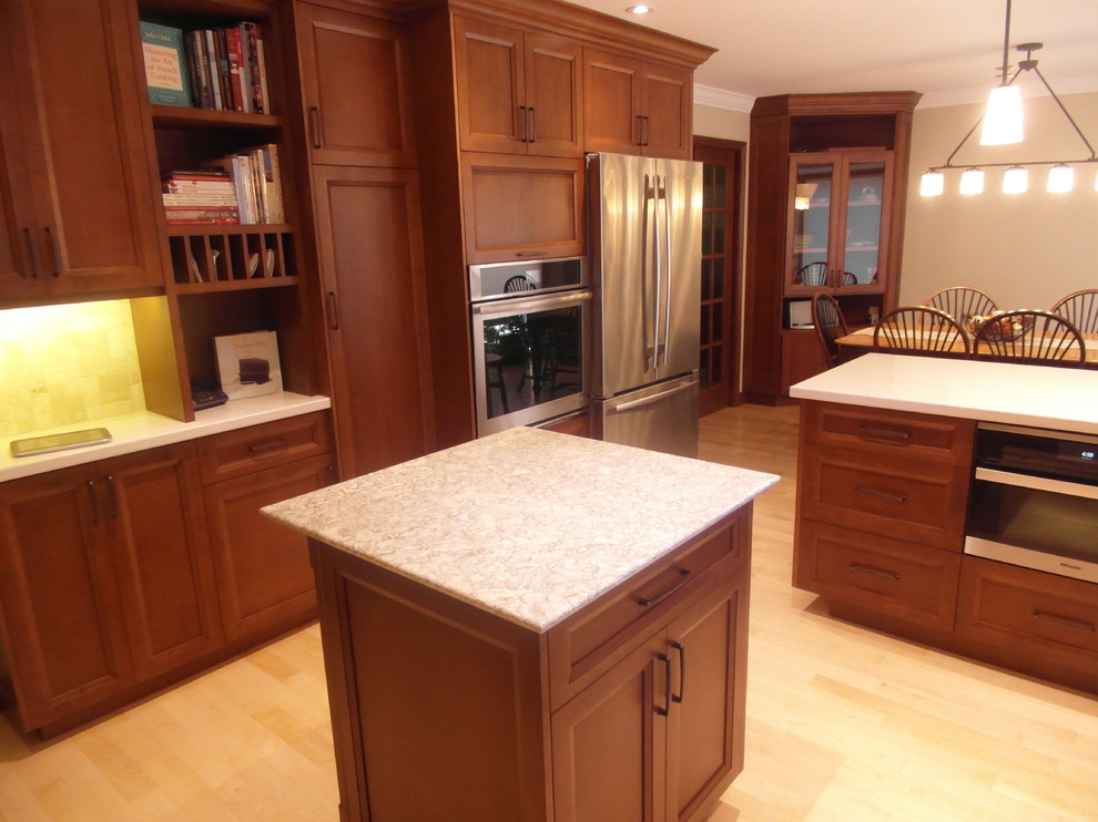 Transitional kitchen photo in Toronto