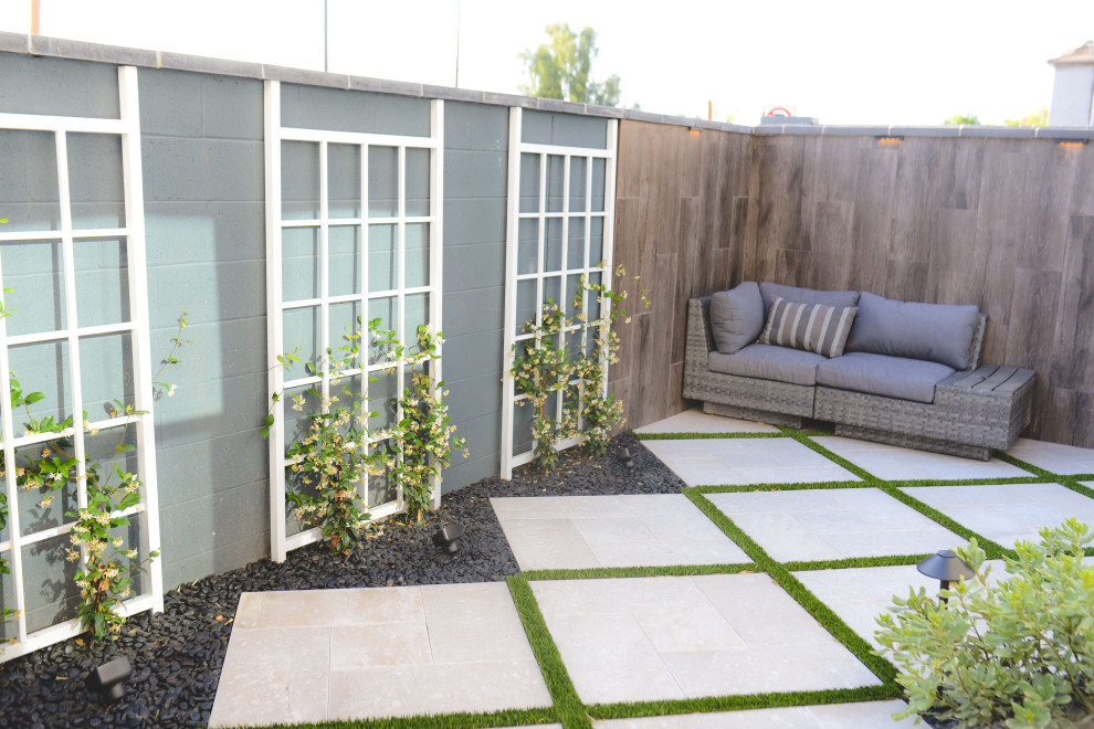 Idee per un piccolo giardino formale minimalista esposto in pieno sole dietro casa in primavera con un focolare e recinzione in PVC