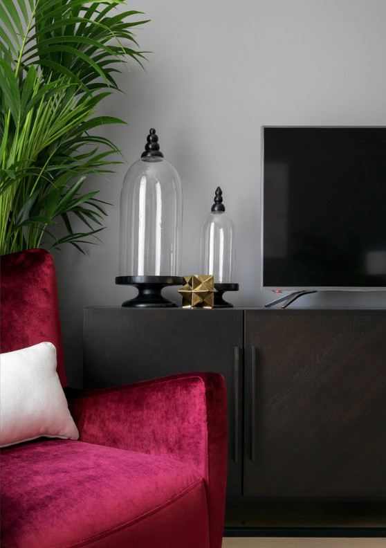 Серые стены и капля бургундского