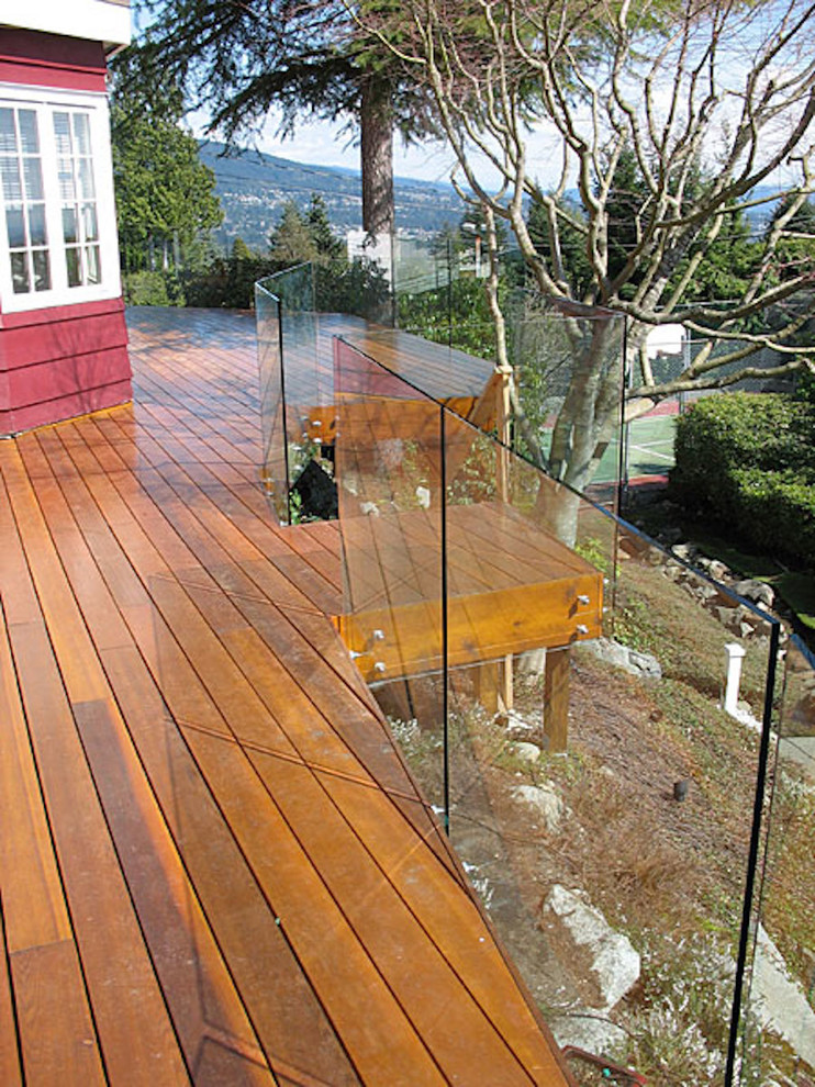 Design ideas for a large traditional backyard deck in Vancouver.