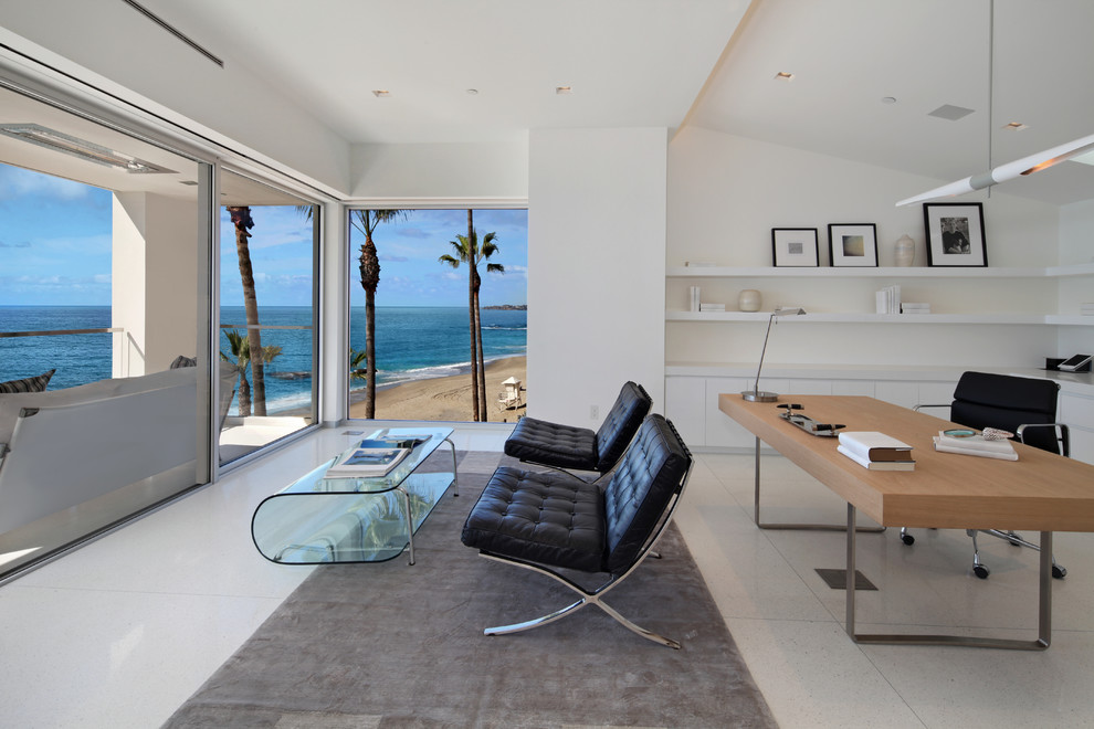 Inspiration for a contemporary home office in Orange County.