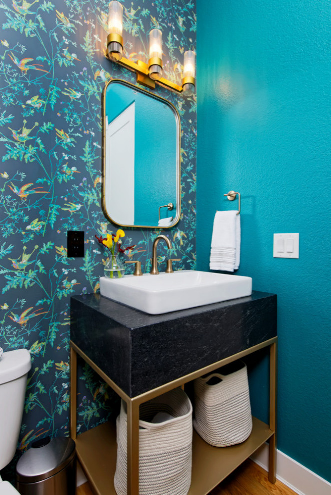 Mittelgroße Moderne Gästetoilette mit offenen Schränken, Toilette mit Aufsatzspülkasten, braunem Holzboden, Aufsatzwaschbecken und freistehendem Waschtisch in Miami