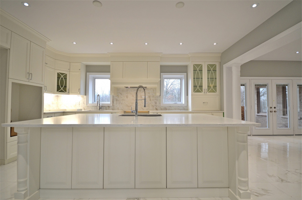 Kitchen - transitional kitchen idea in Toronto