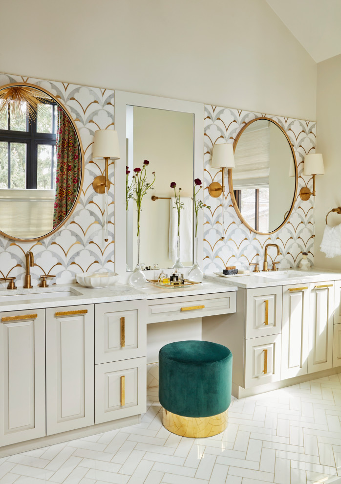Свежая идея для дизайна: главная ванная комната в стиле неоклассика (современная классика) с белыми фасадами, разноцветной плиткой, плиткой мозаикой, бежевыми стенами, мраморным полом, врезной раковиной, мраморной столешницей, белым полом, белой столешницей, тумбой под две раковины, встроенной тумбой и сводчатым потолком - отличное фото интерьера